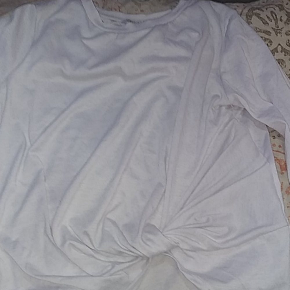 white knotted tee